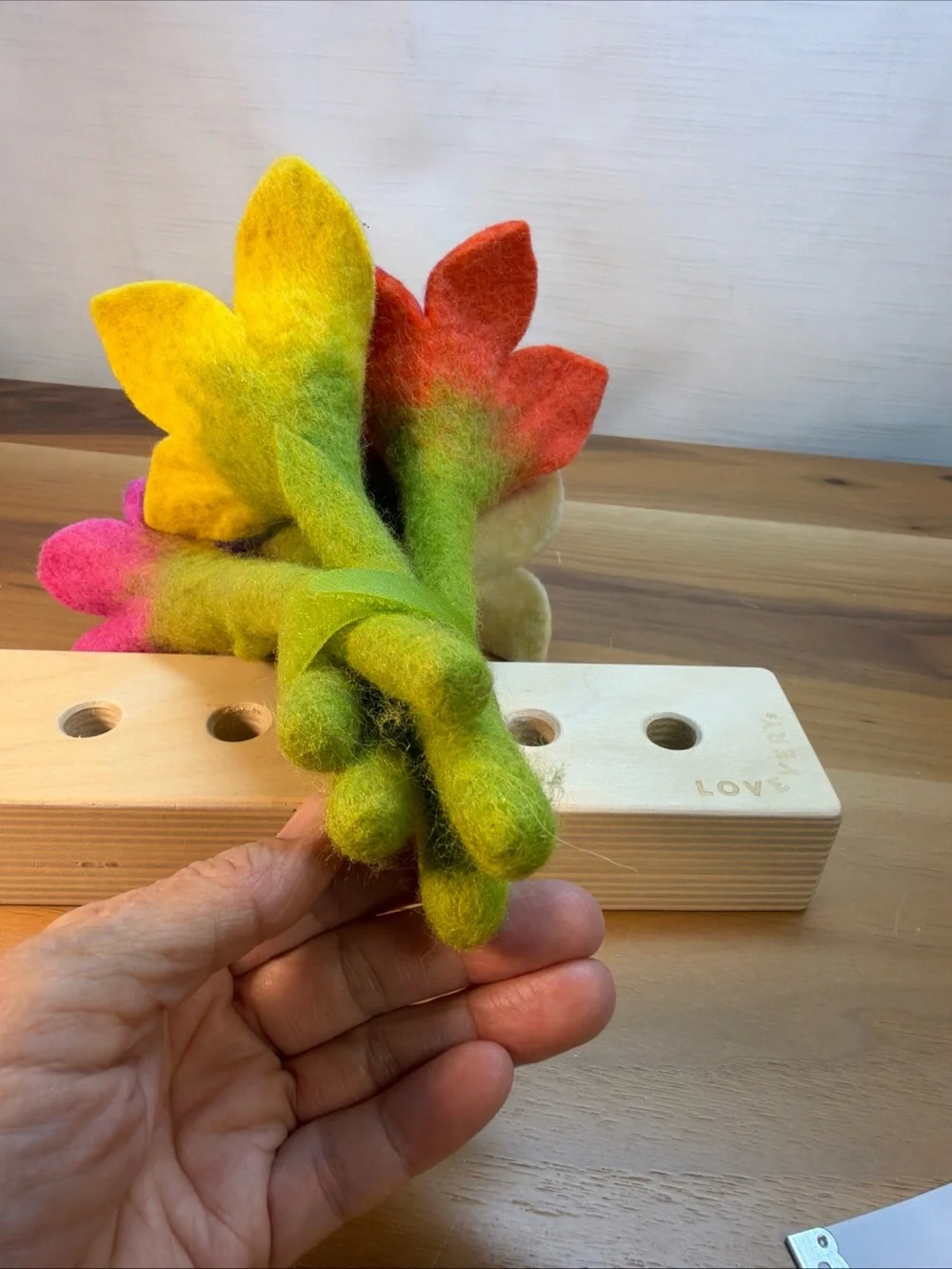Lovevery Felt Flowers In A Row w/Wood Stand The Helper Play Kit Montessori Toy